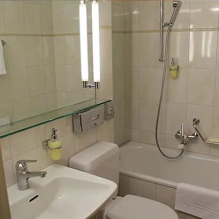Ξενοδοχείο Hotel Holiday 3*